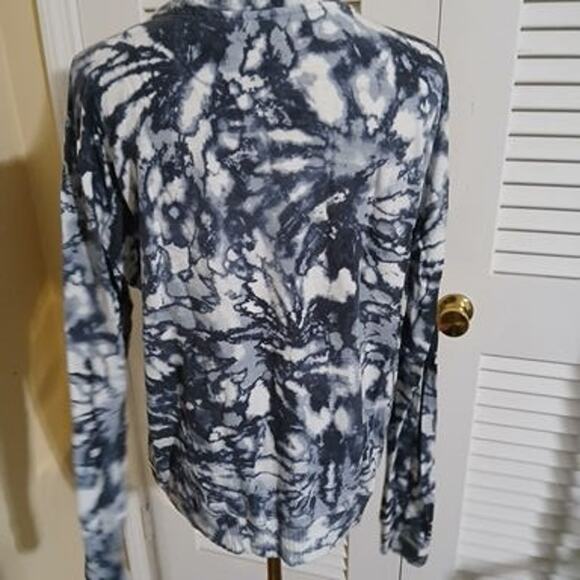 Andrew Marc  Large Navy/White Tie-Dye Women's Long-Sleeved top Easy Care - Picture 8 of 14